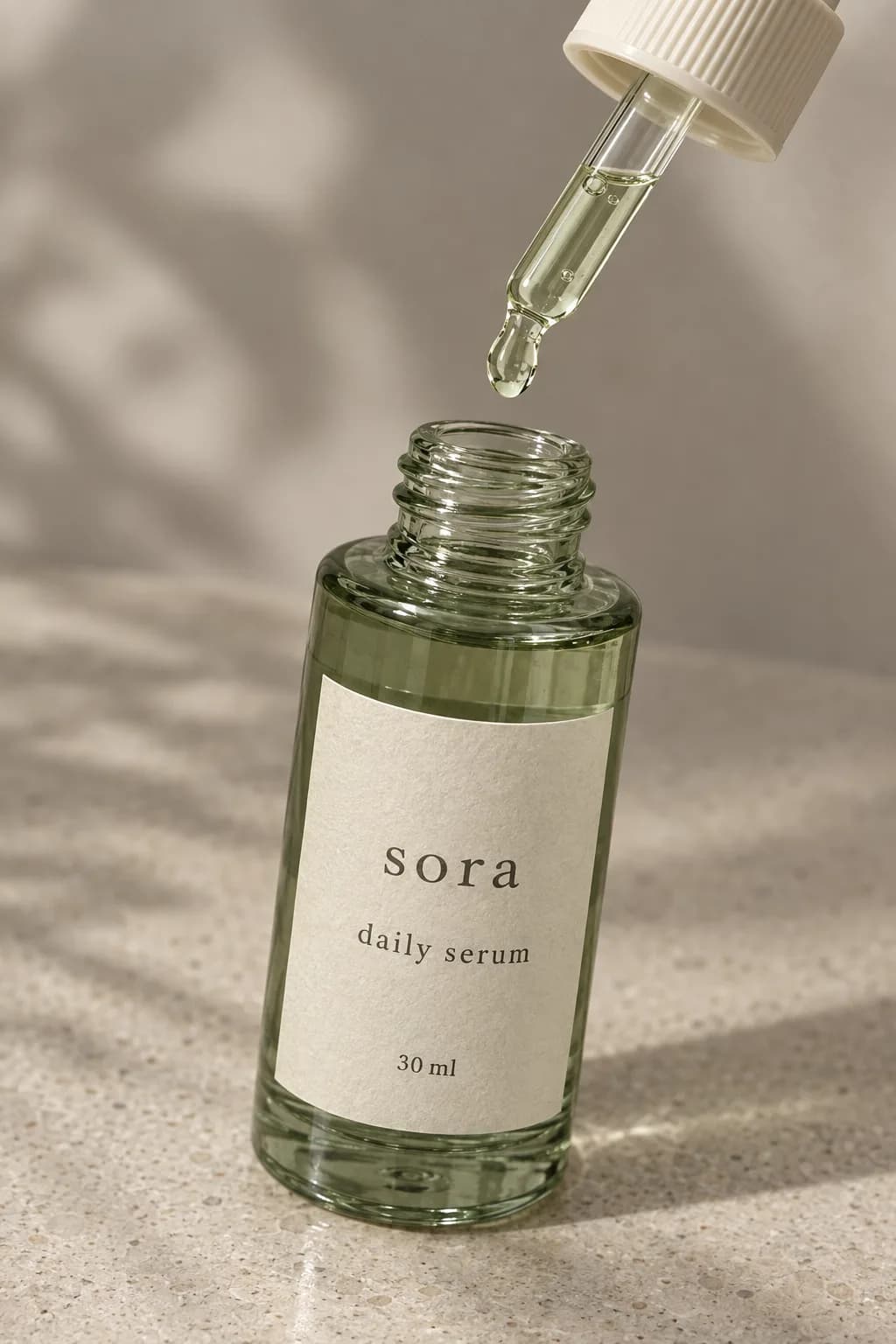 Pipet meneteskan serum di atas botol Sora yang terbuka