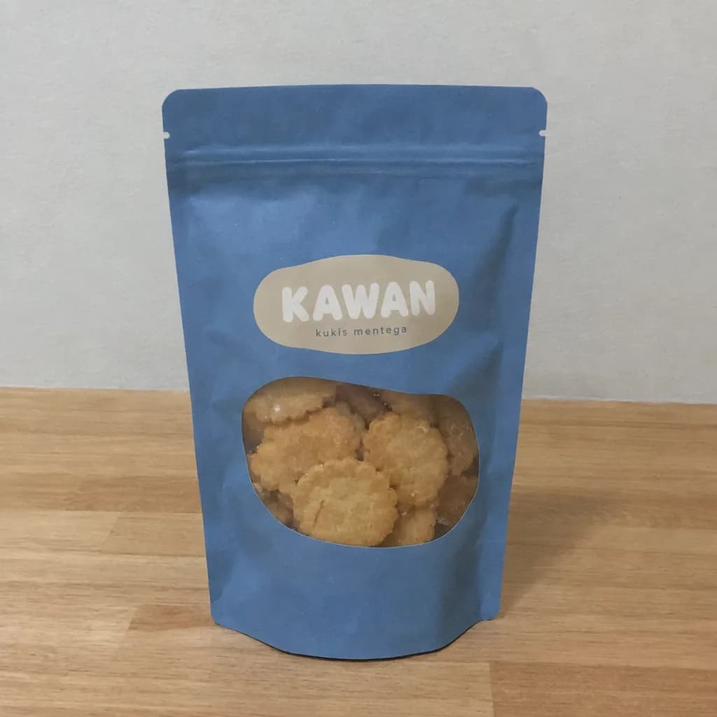 Foto asli kemasan kukis Kawan di meja dapur